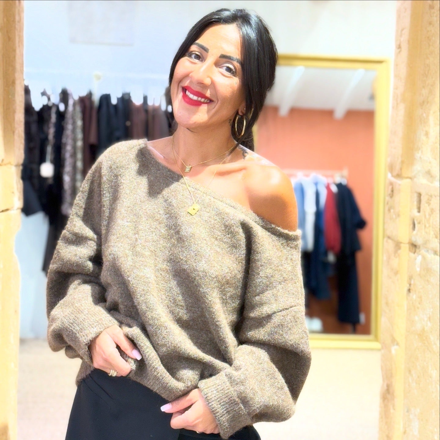 Pull chocolat épaule dénudée