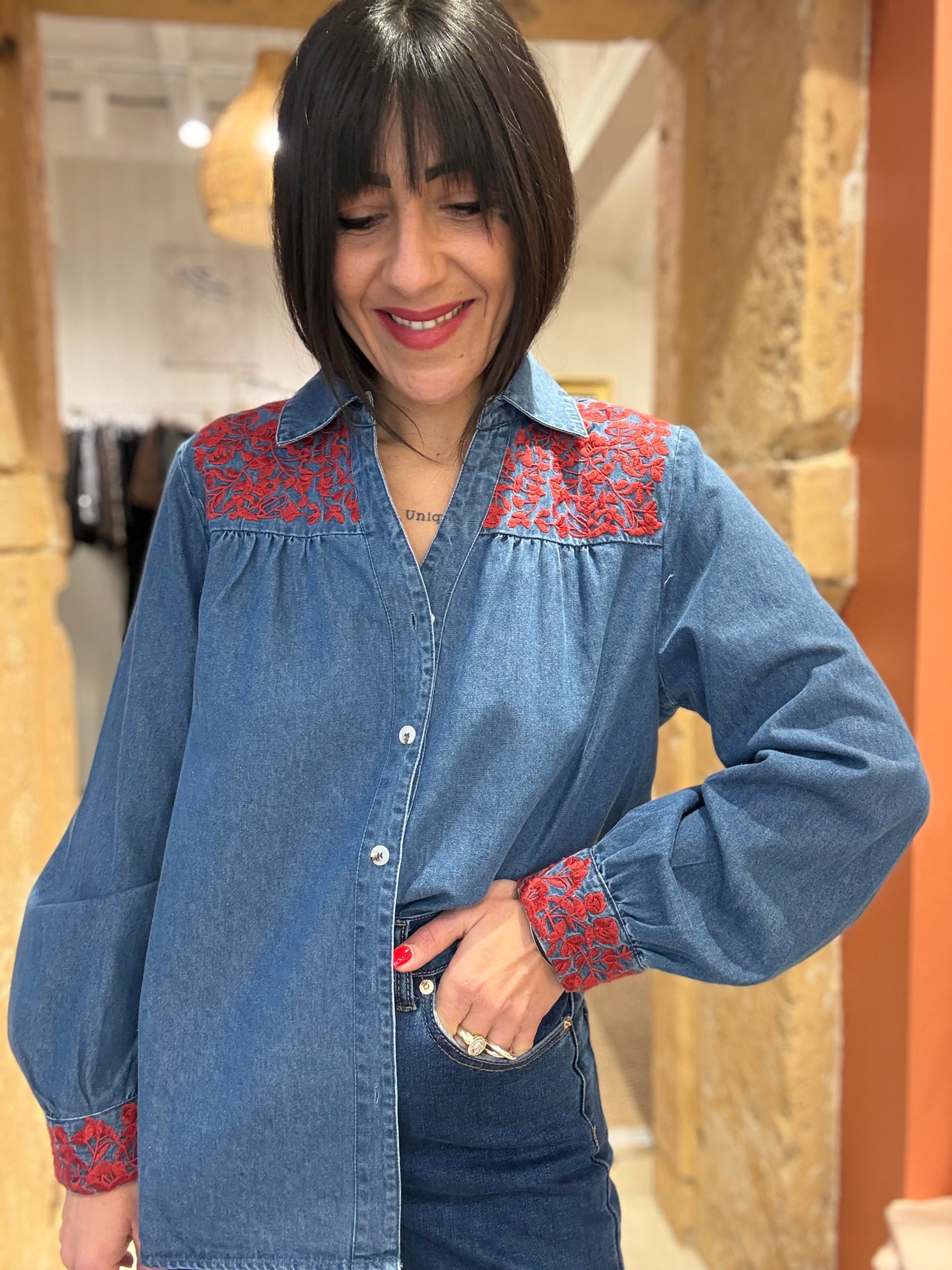 Chemise en jean brodée