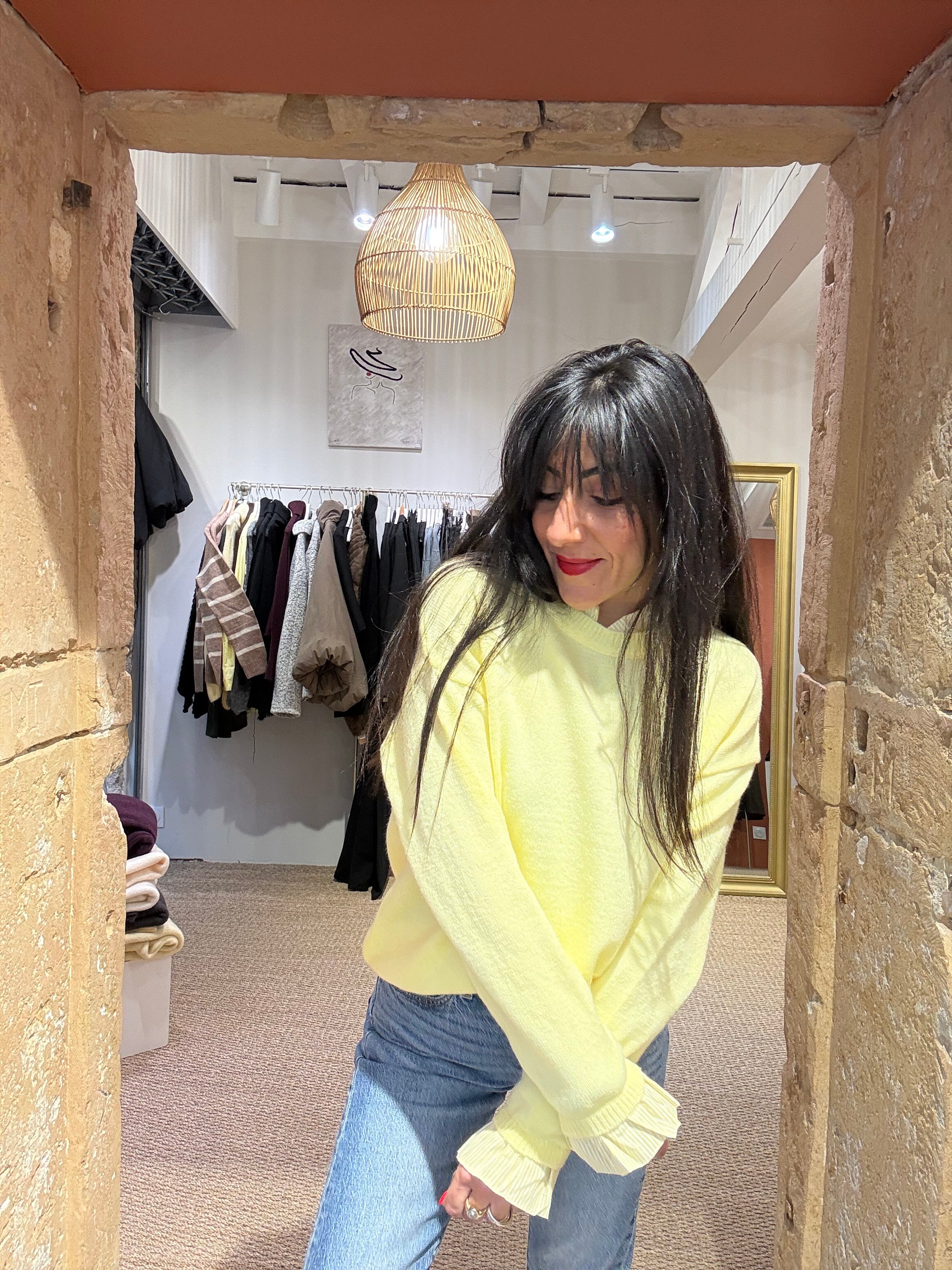 PULL JAUNE AVEC DÉTAILS