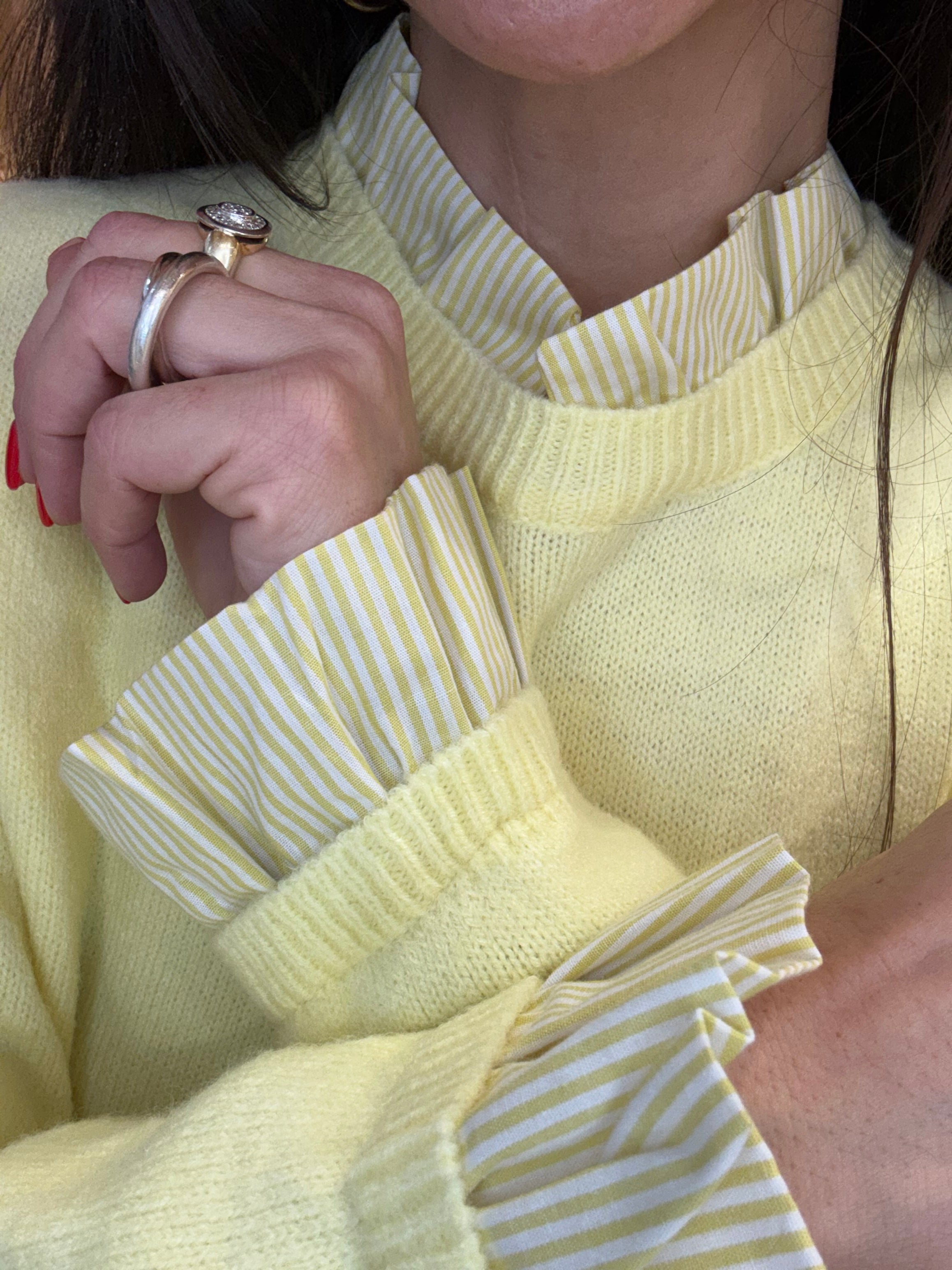 PULL JAUNE AVEC DÉTAILS