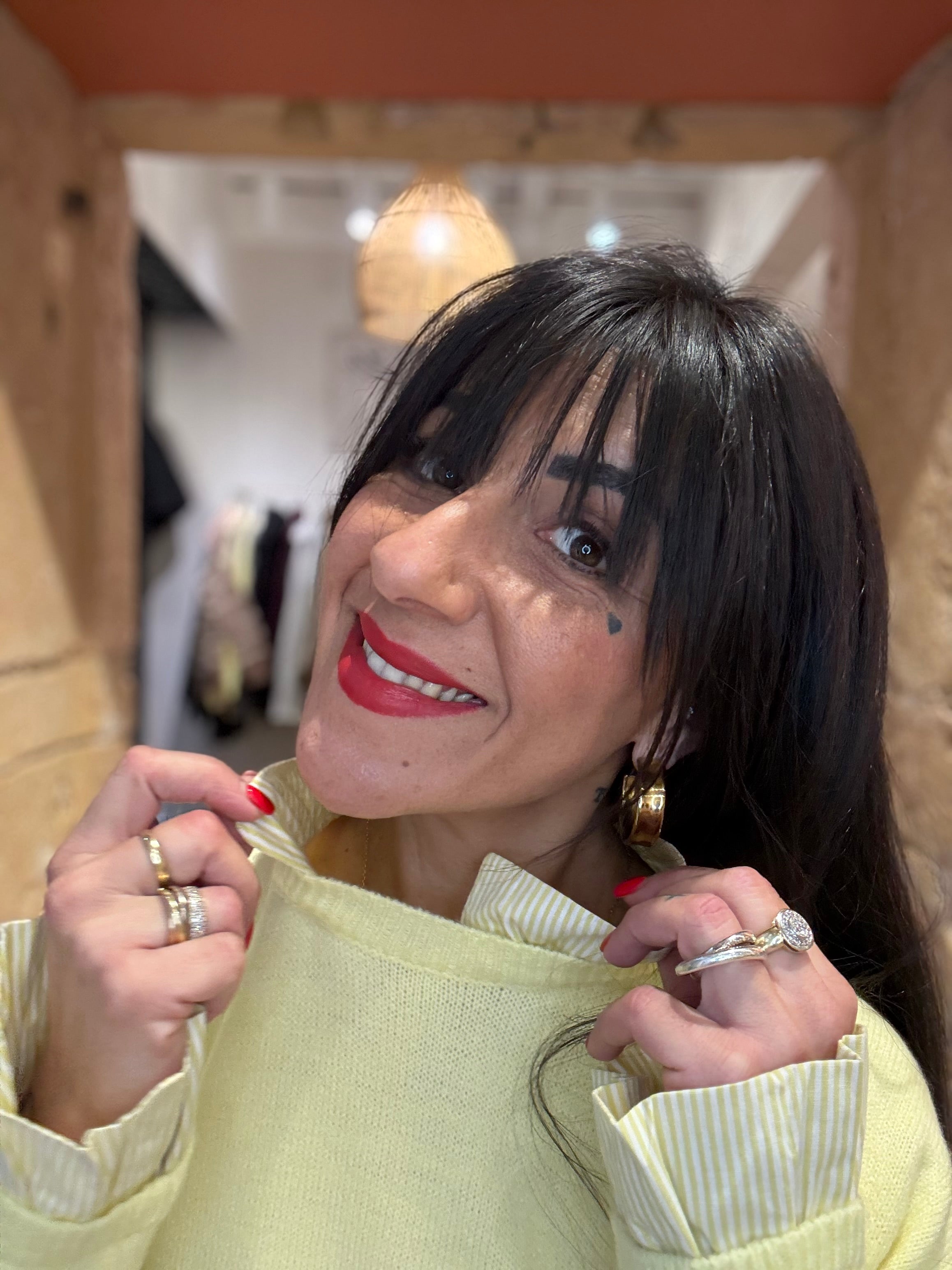 PULL JAUNE AVEC DÉTAILS