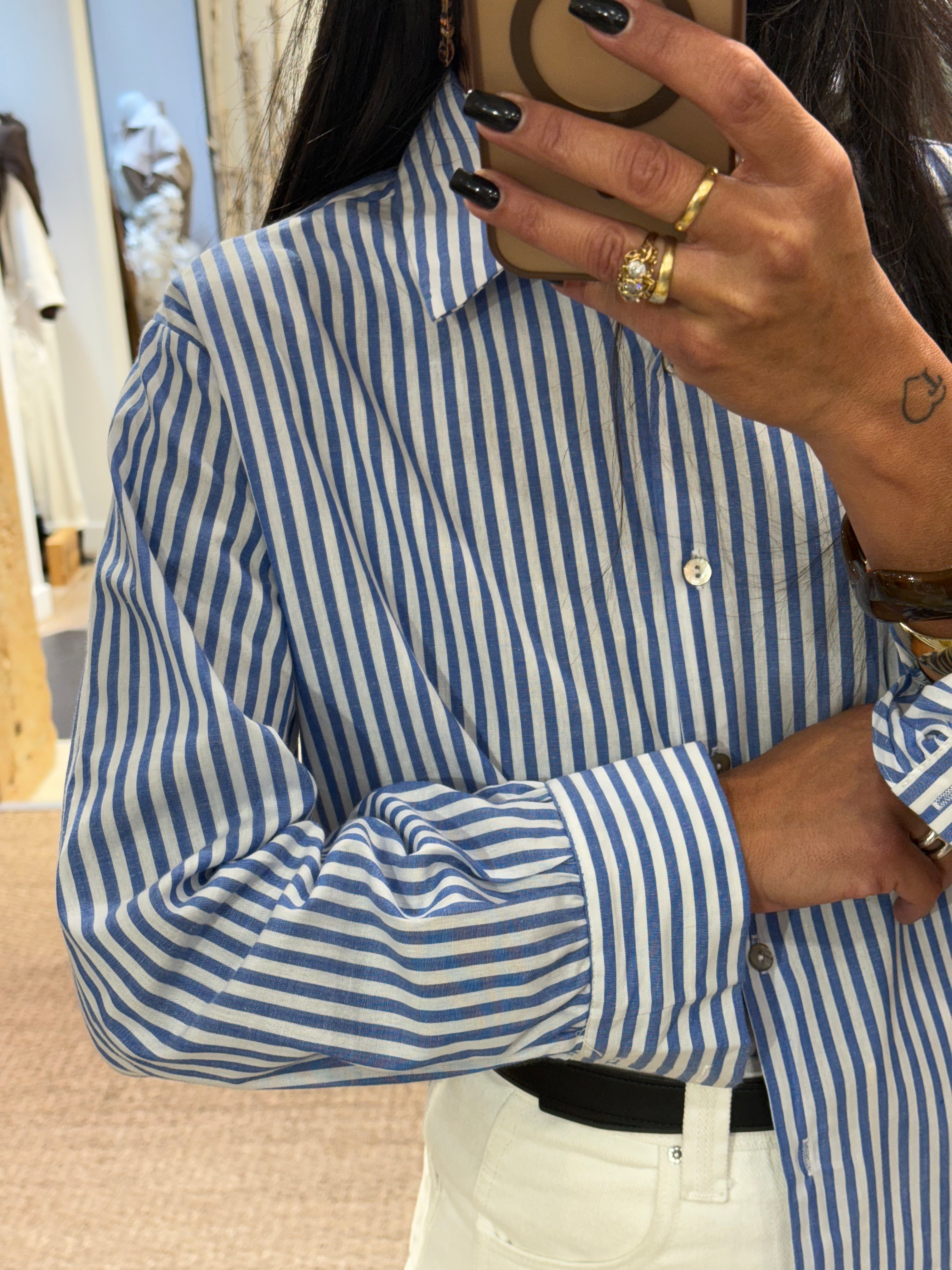 Chemise à rayures bleu ciel et blanche