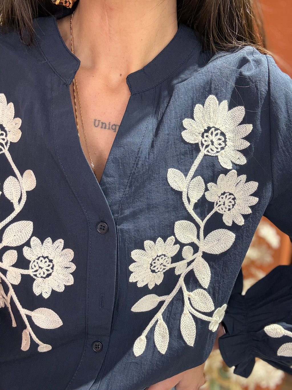 CHEMISE BLEU MARINE AVEC BRODERIE