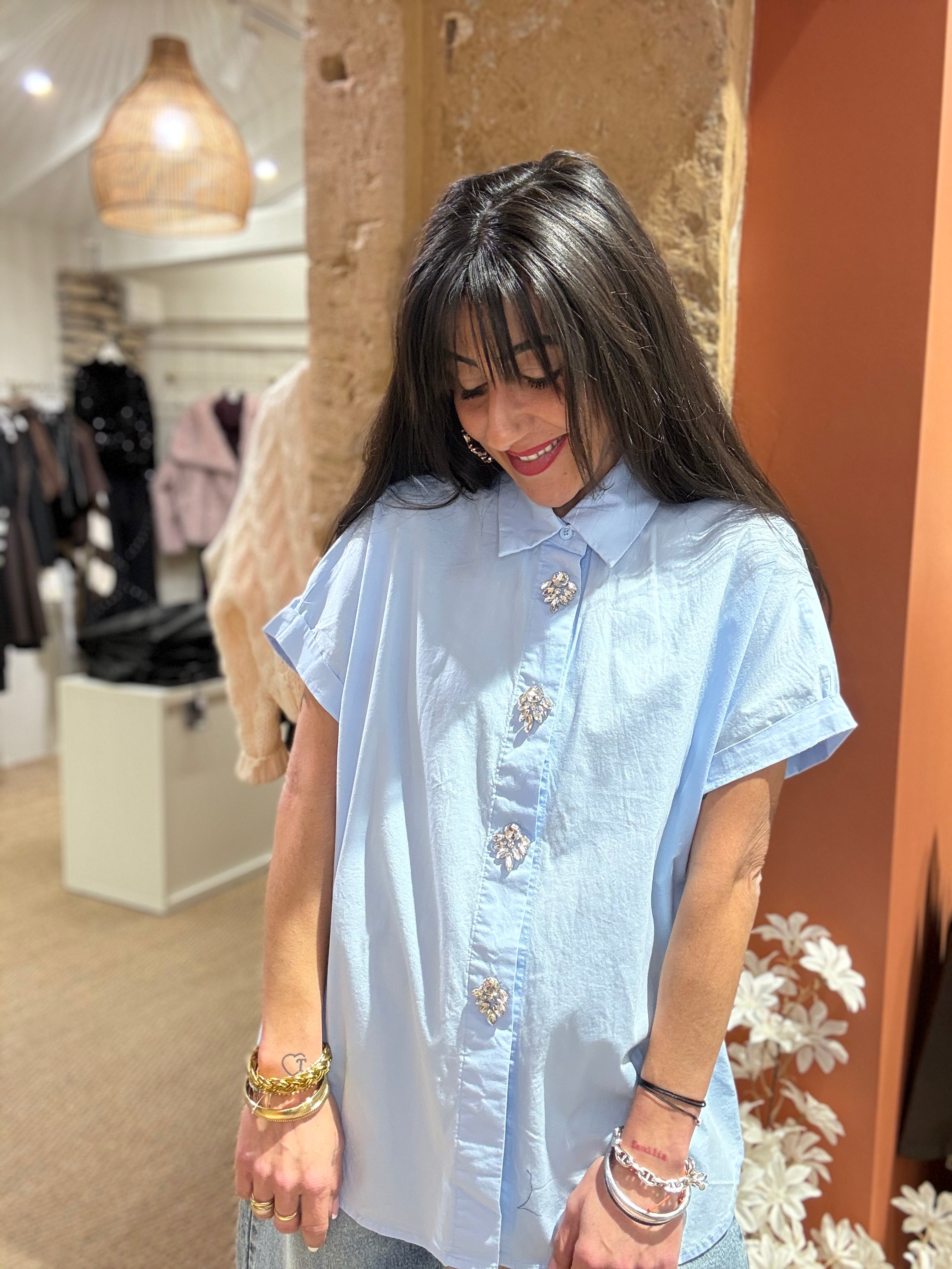 CHEMISE BLEU CIEL AVEC BOUTONNAGE DIAMANT