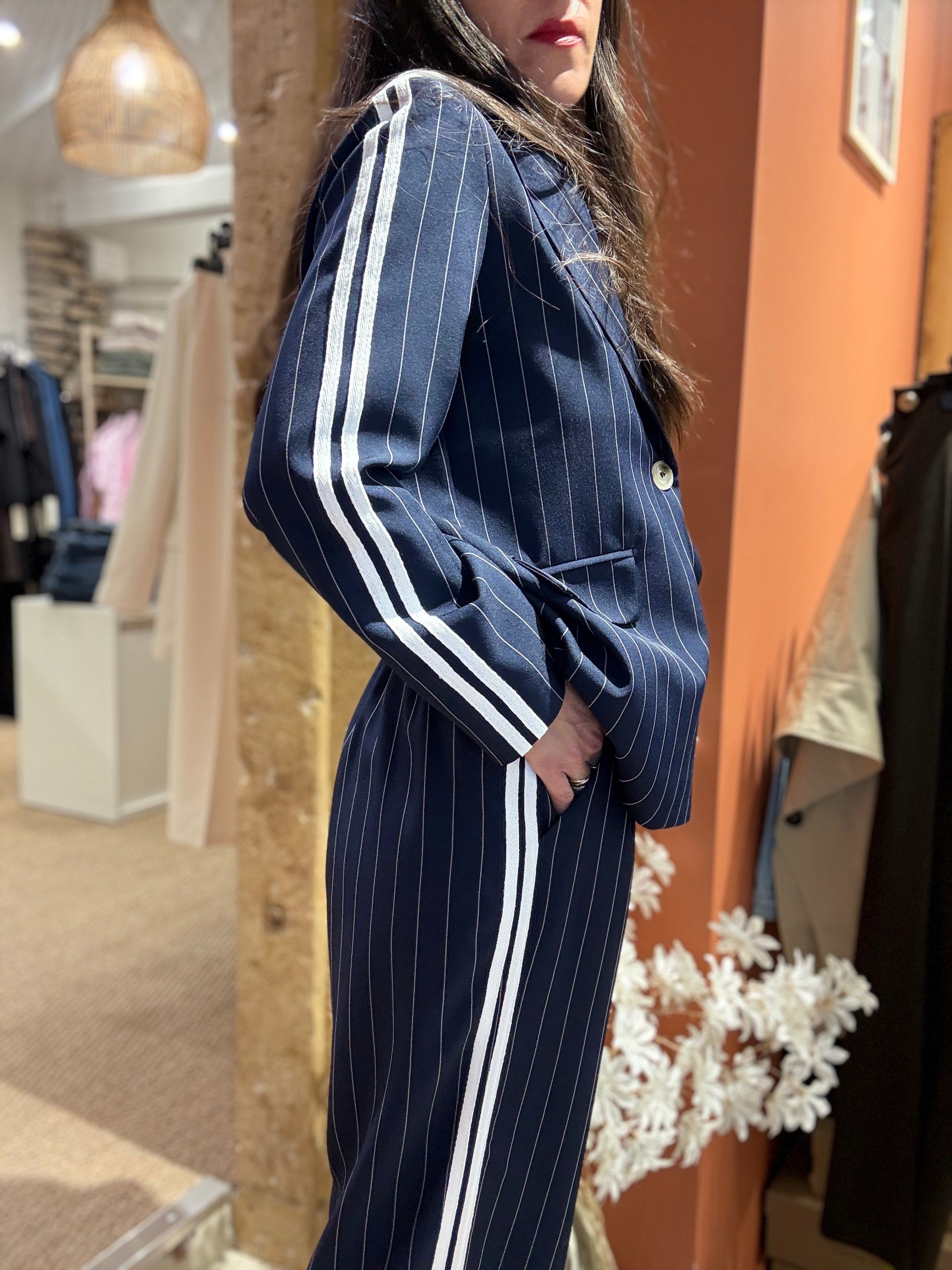PANTALON A RAYURES BLEU MARINE ET BLANC