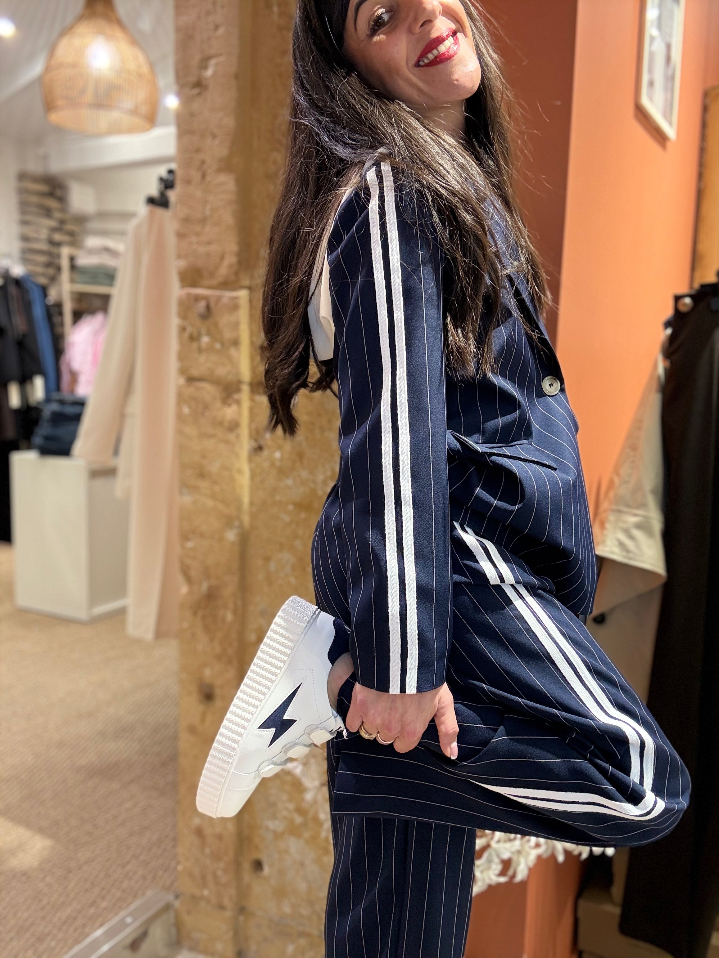 PANTALON A RAYURES BLEU MARINE ET BLANC