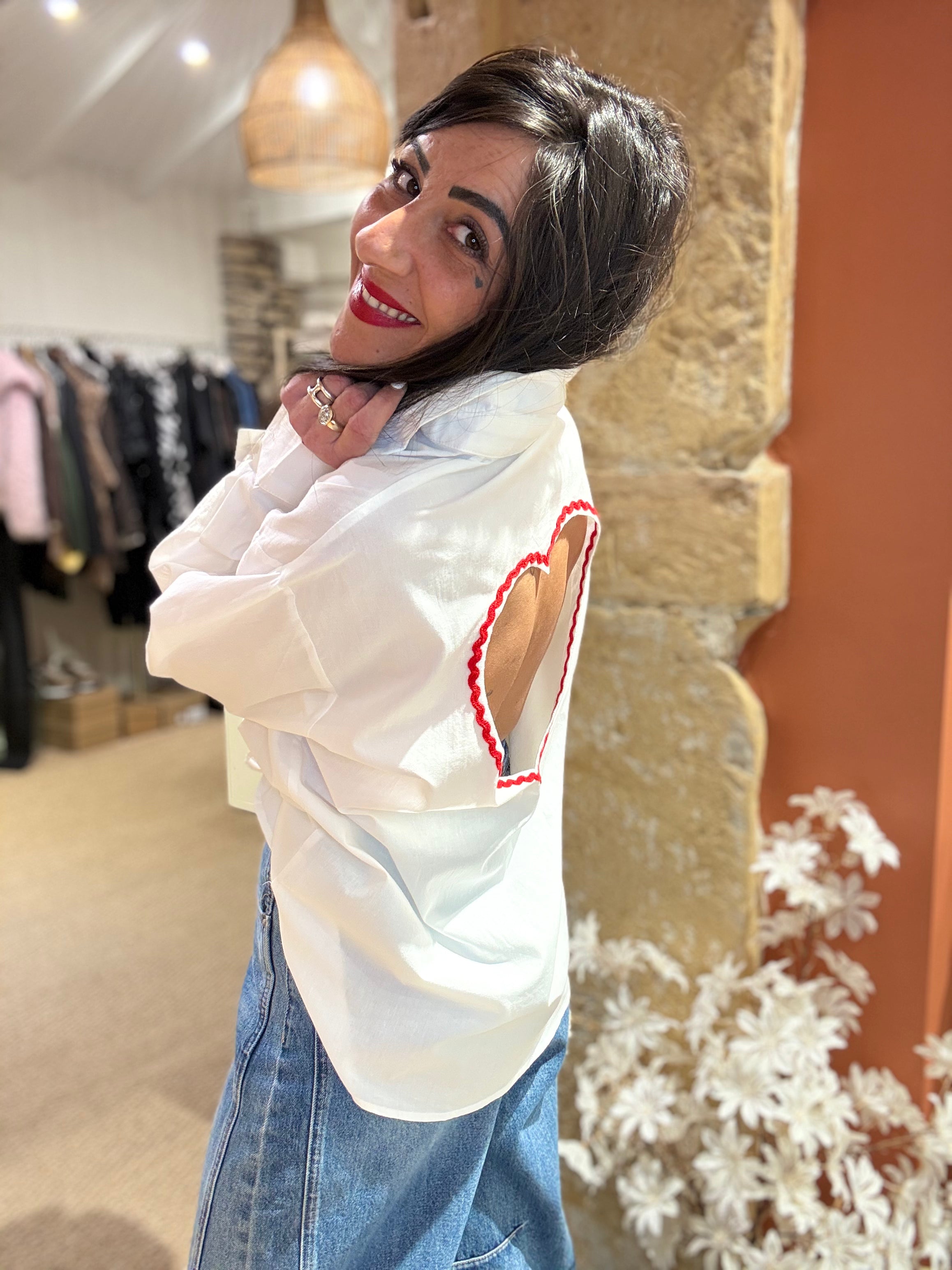 Chemise blanche coeur dans le dos