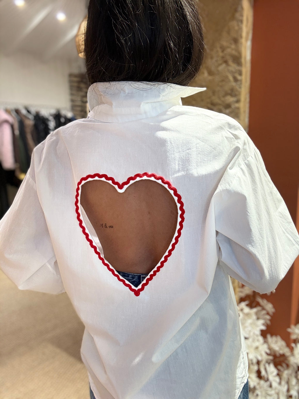 Chemise blanche coeur dans le dos