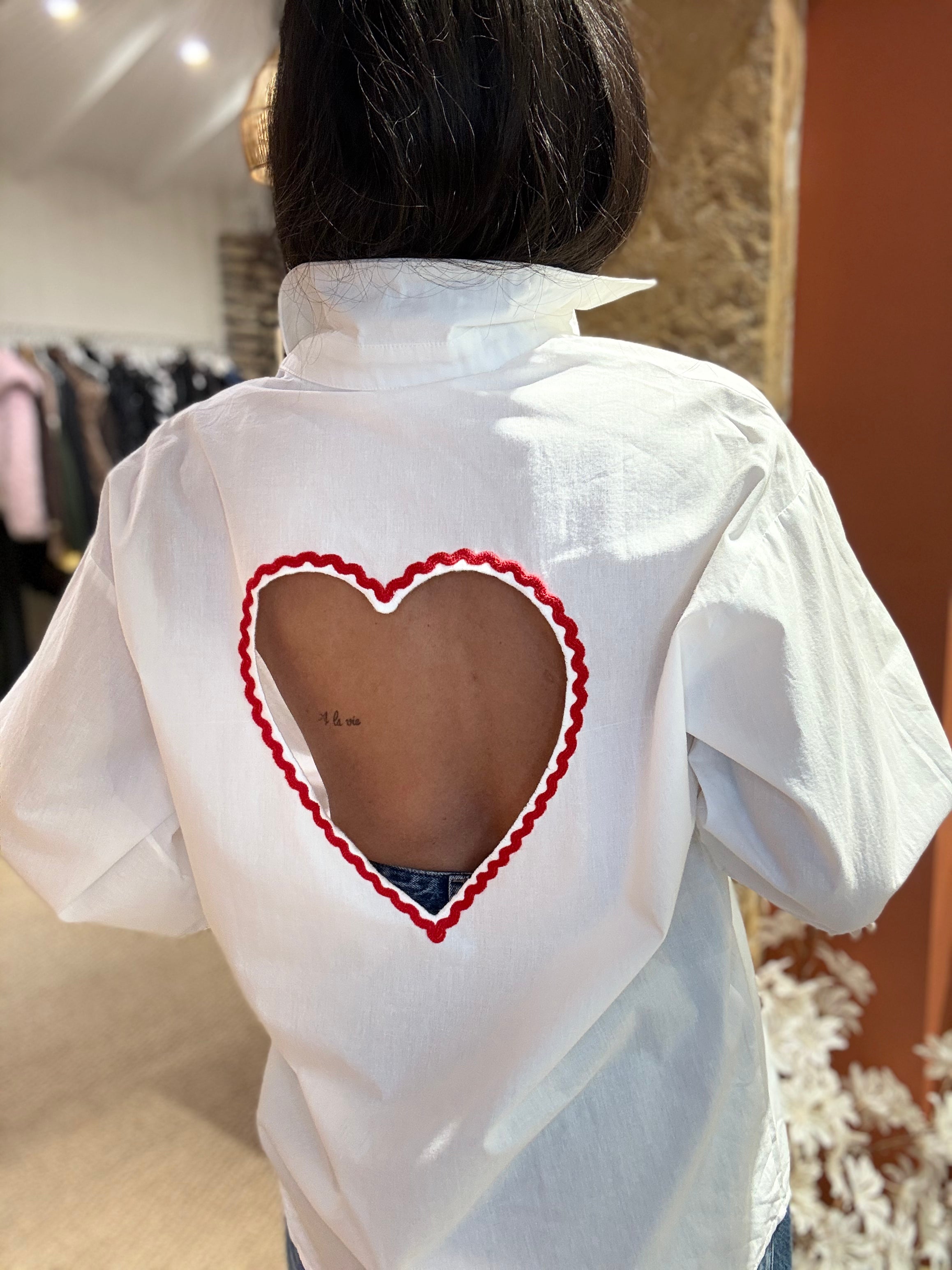 Chemise blanche coeur dans le dos