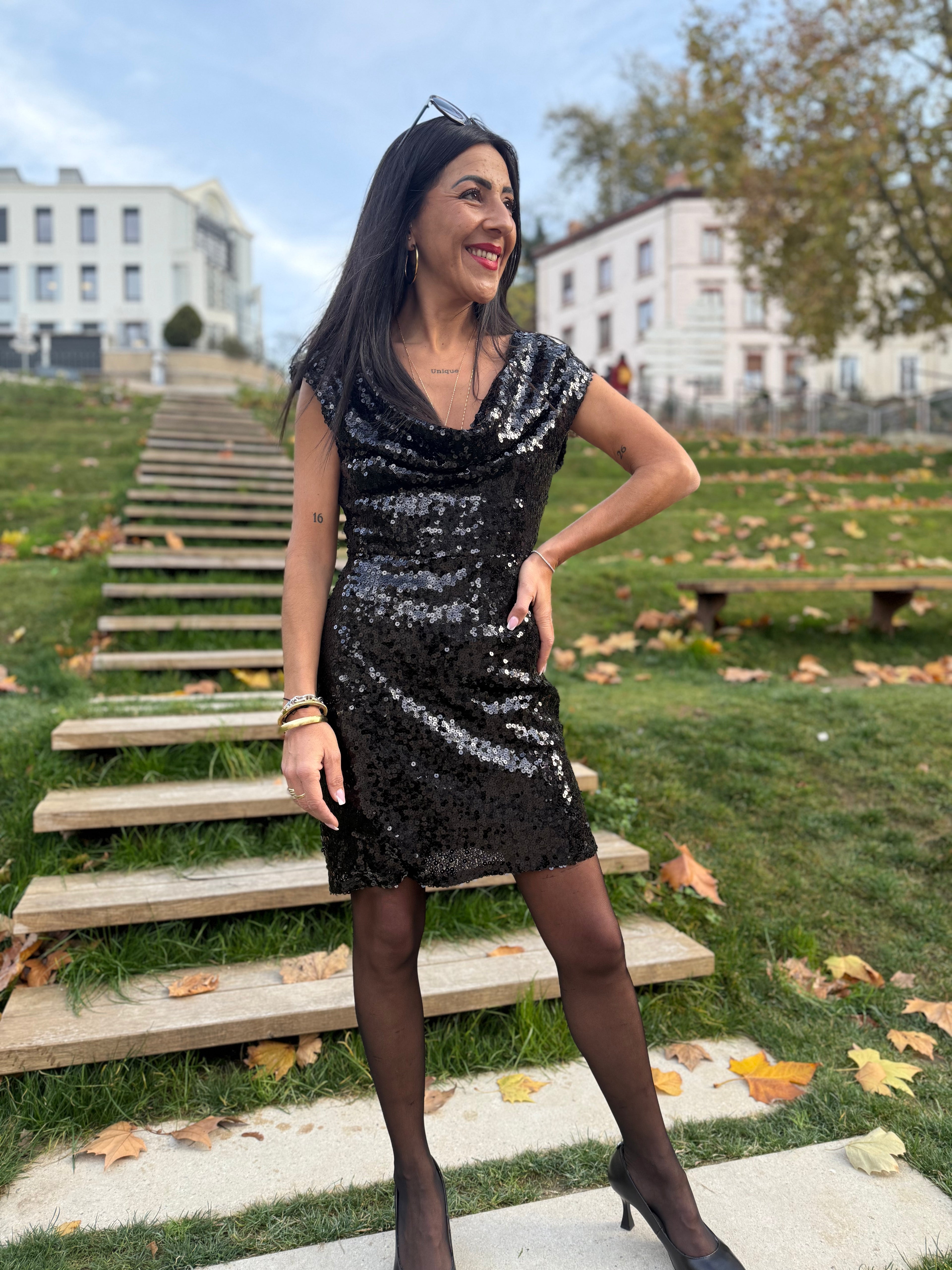 Robe sequins épaules dénudées