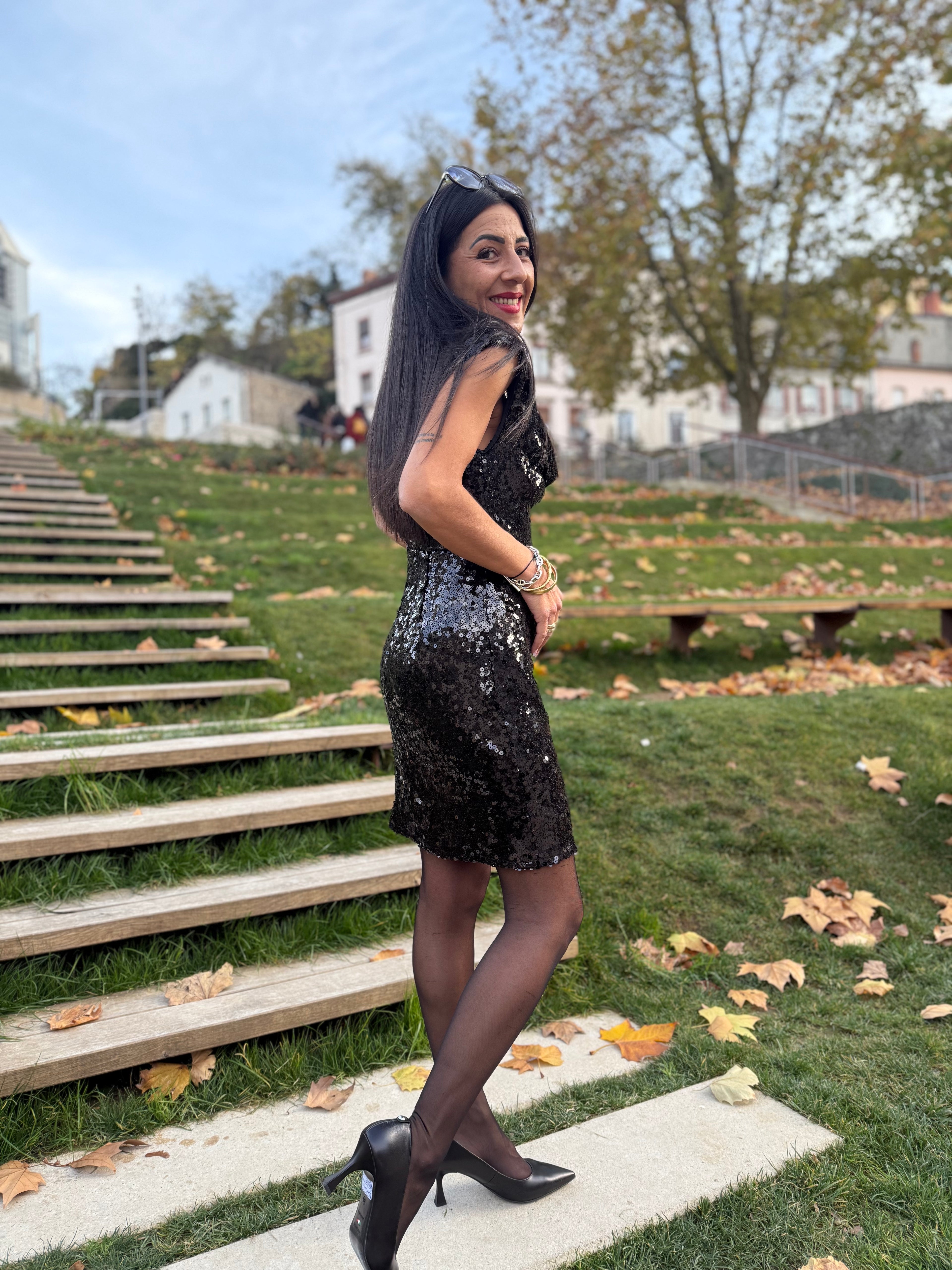 Robe sequins épaules dénudées