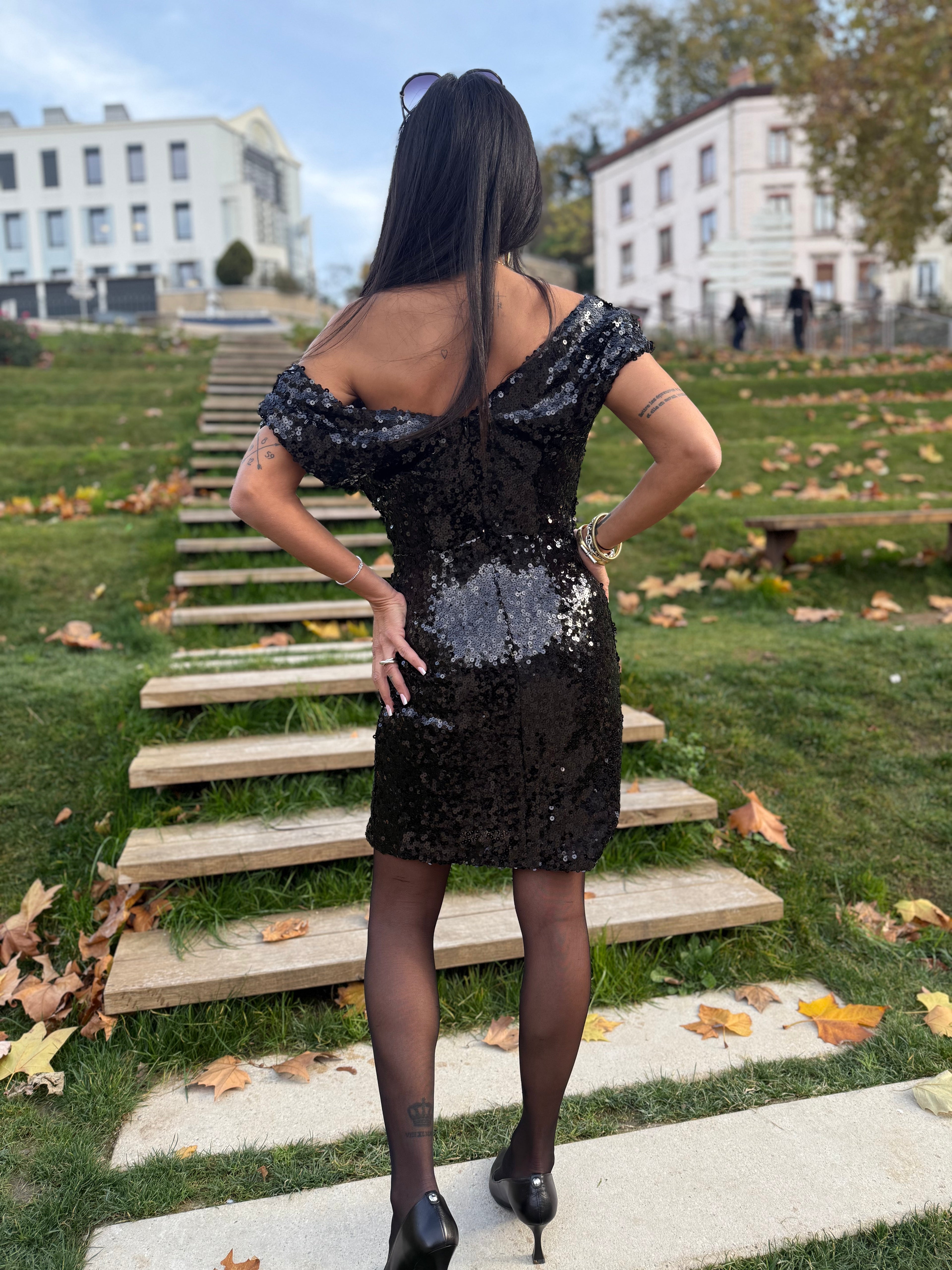 Robe sequins épaules dénudées