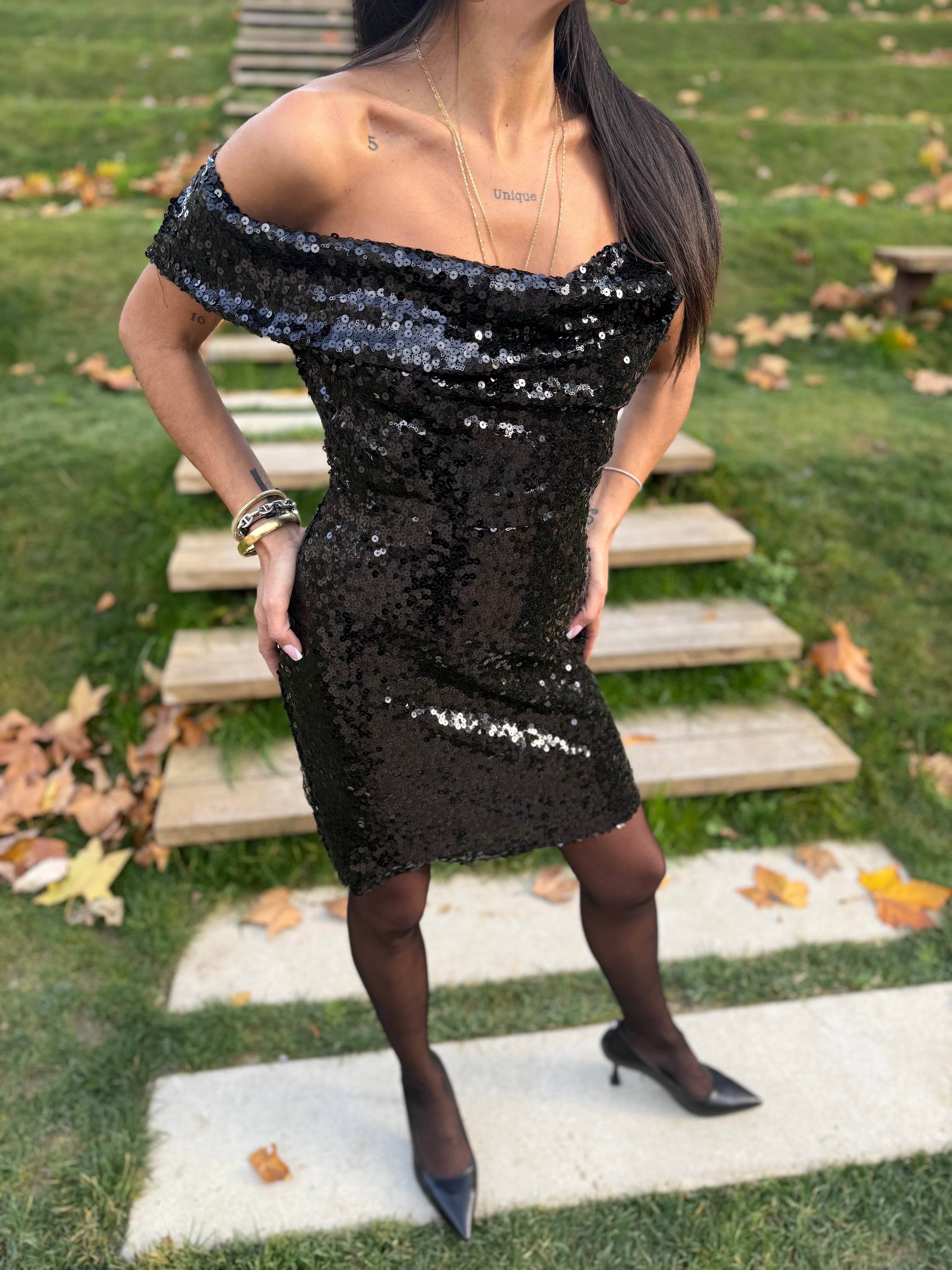 Robe sequins épaules dénudées